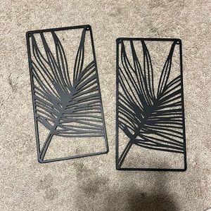 2 palm metal wall hangings